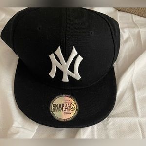New York Yankees snap back hat black men’s